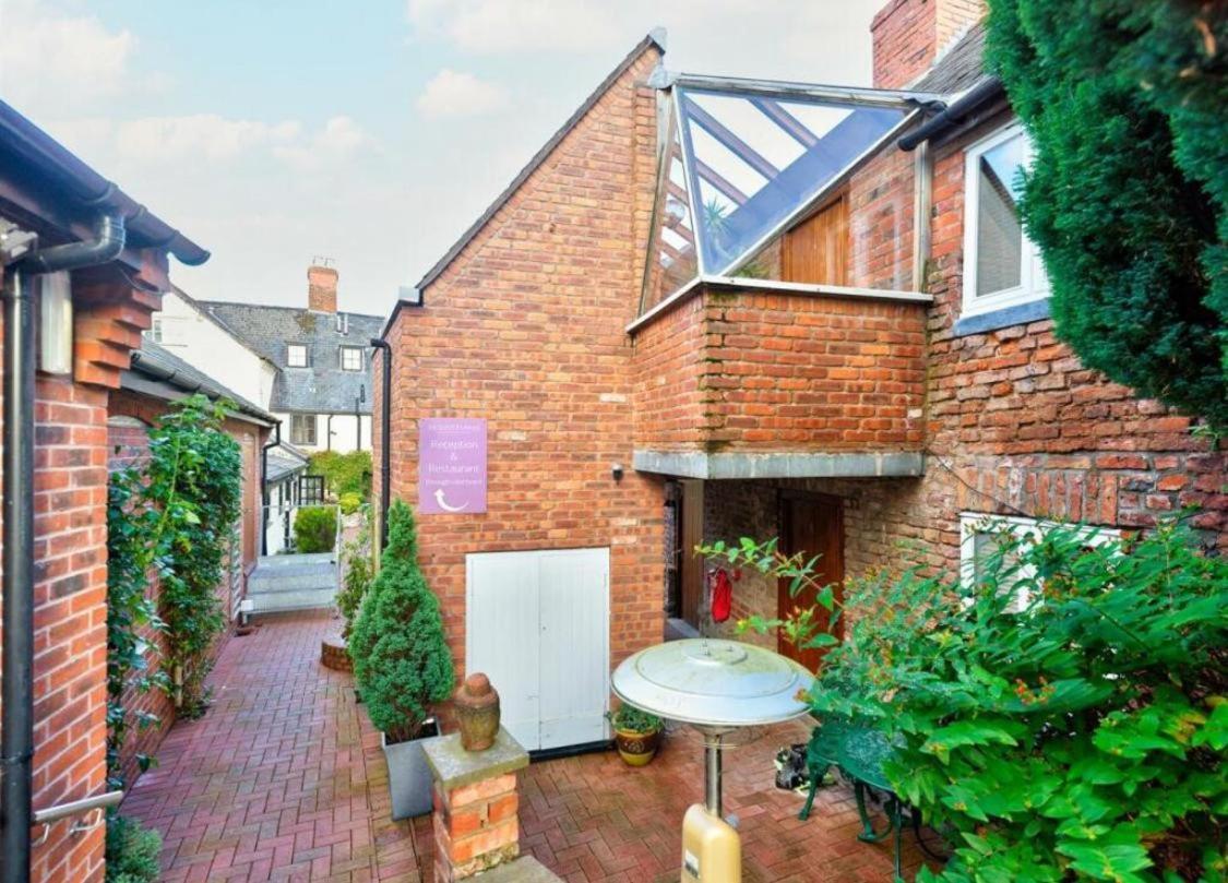 Sebastians Hotel Oswestry Bagian luar foto